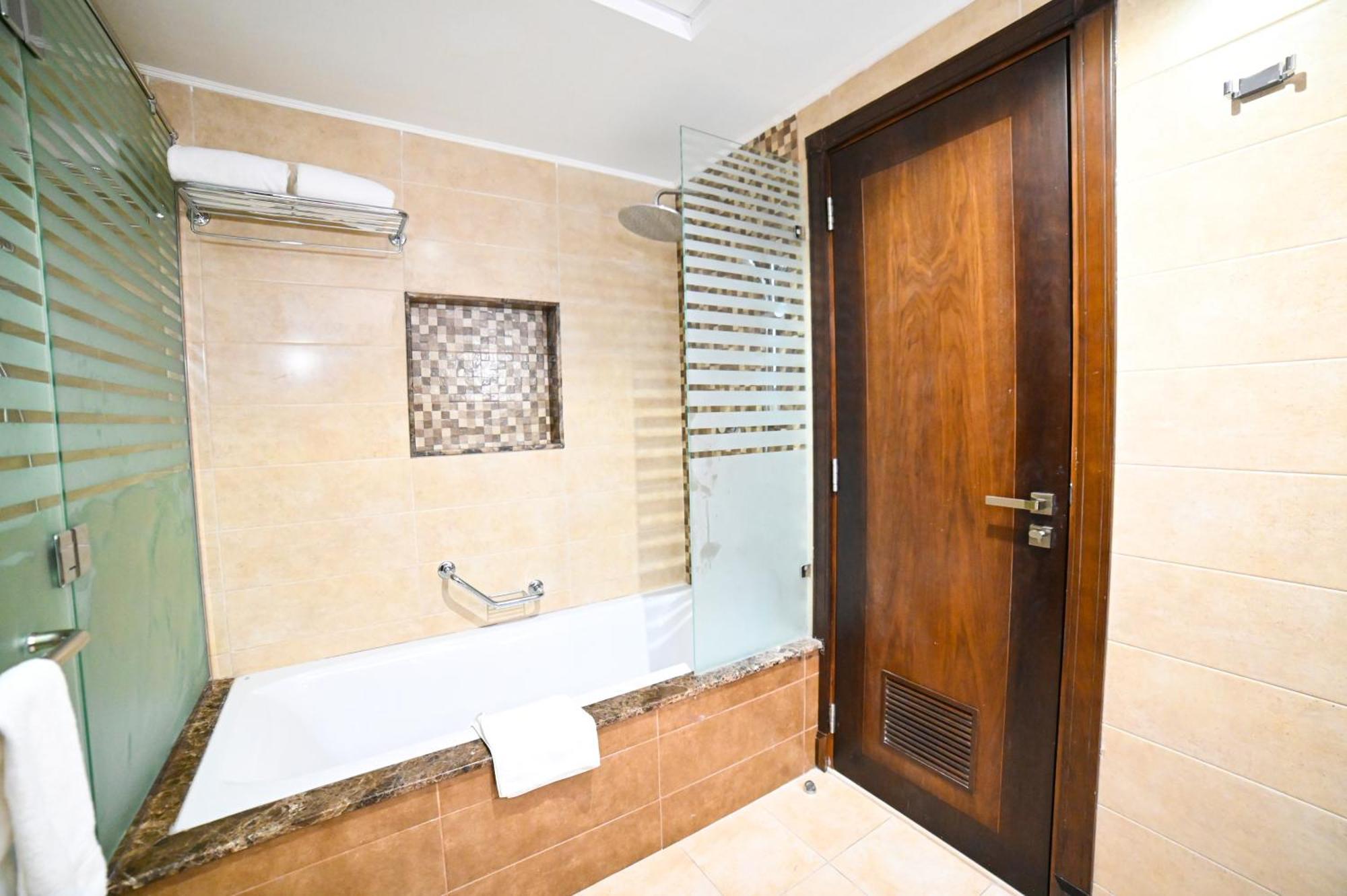 Seven Seas Hotel Dubai Exterior foto